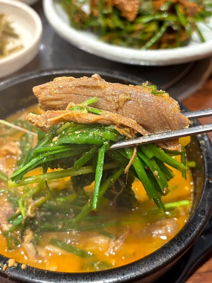 16가지 한방재료로 끓인 염소탕 육수