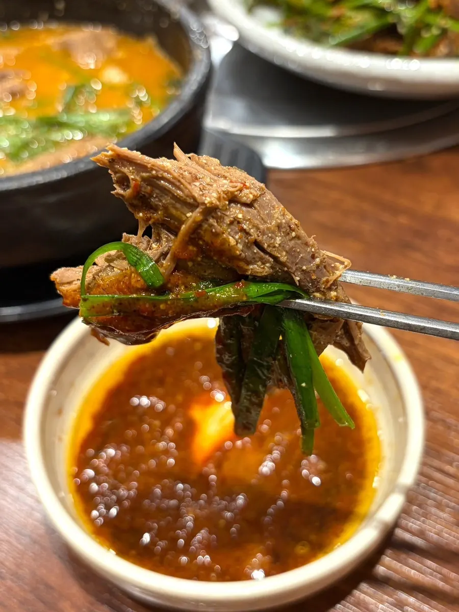 큼직하게 들어간 부드러운 염소고기