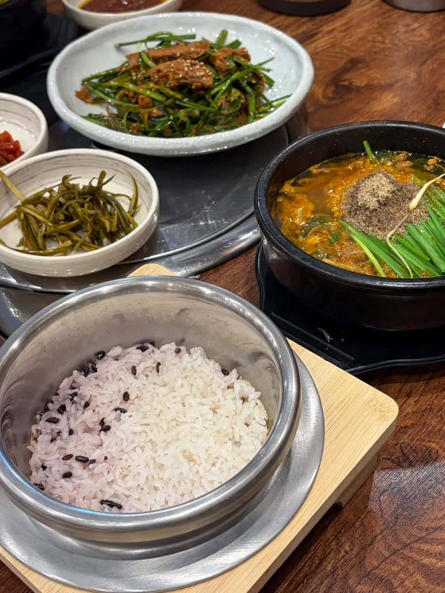 양념장에 찍어 먹는 염소고기