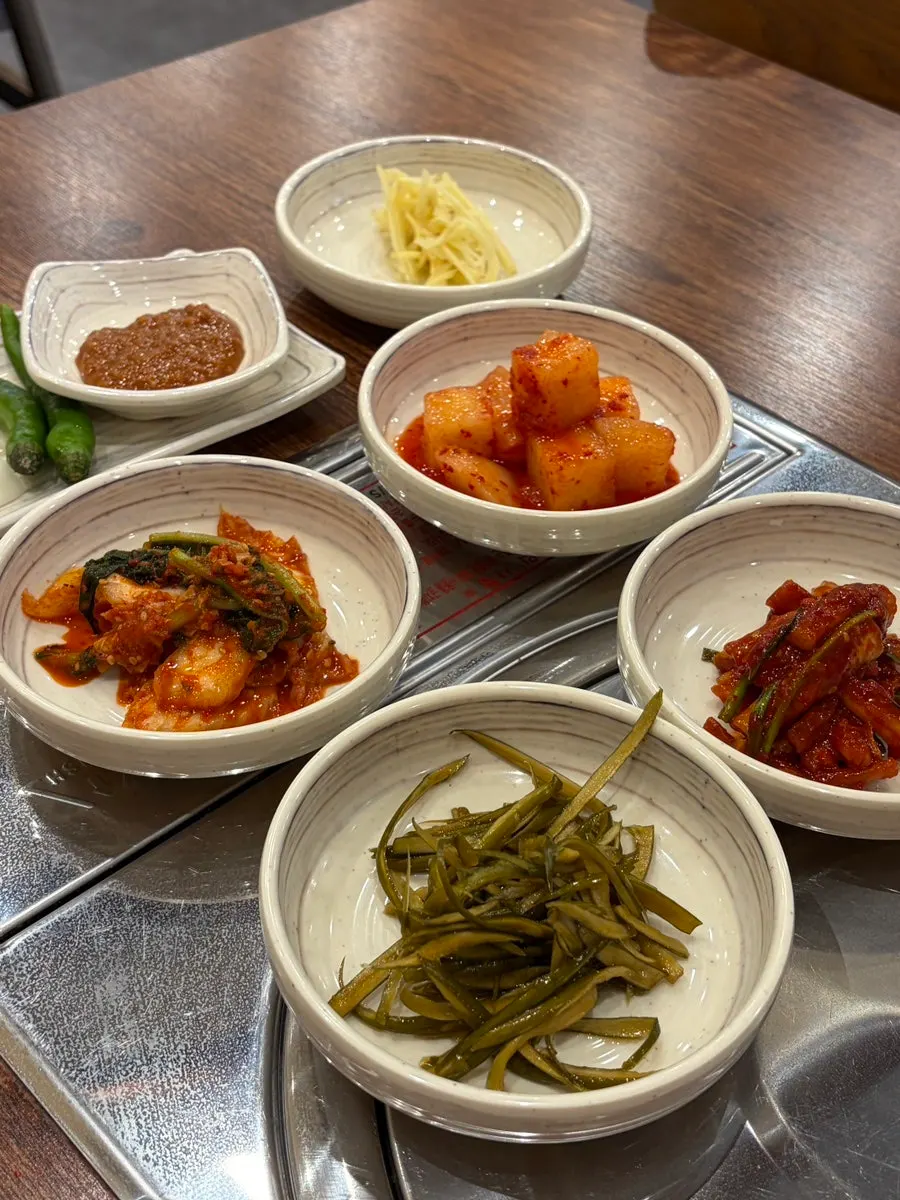 정식에 함께 나오는 꼬들꼬들한 돌솥밥