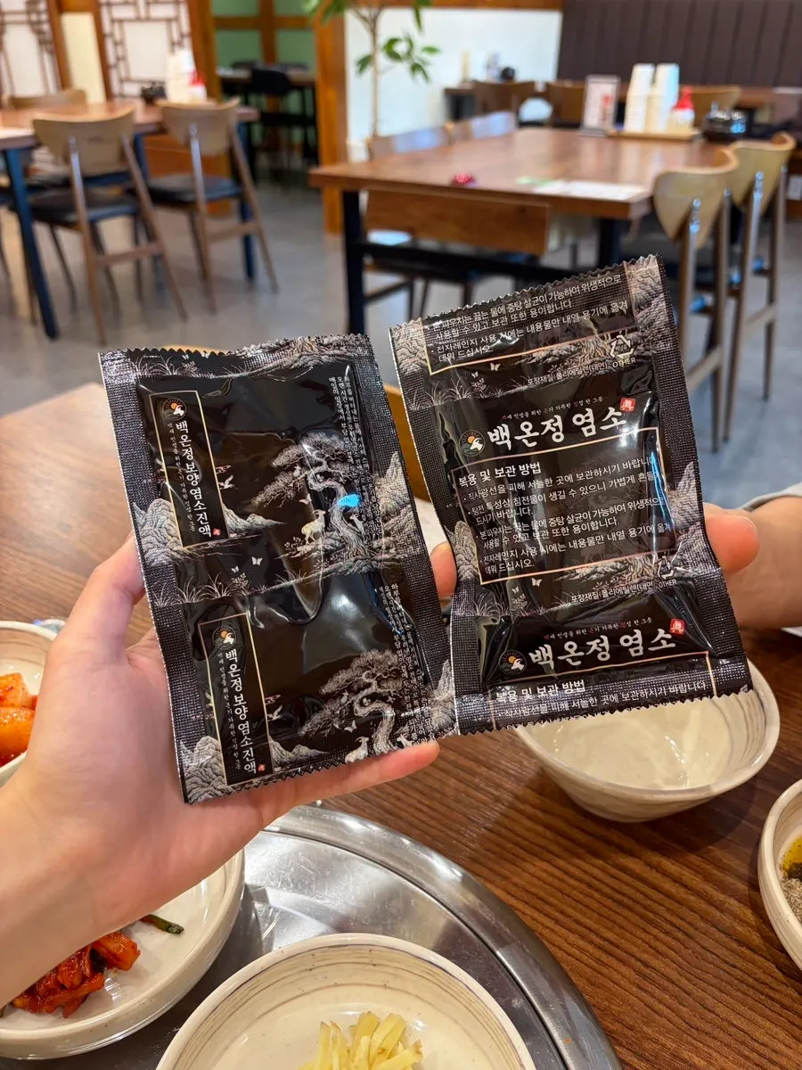 김치와 장아찌 등 기본 반찬 구성