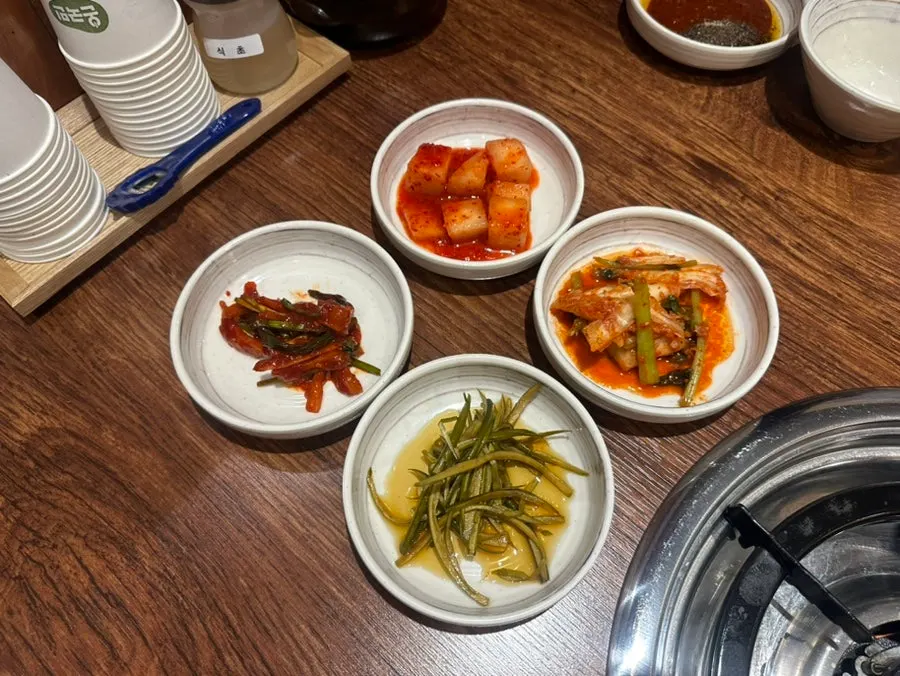 미리 세팅된 기본찬 상차림