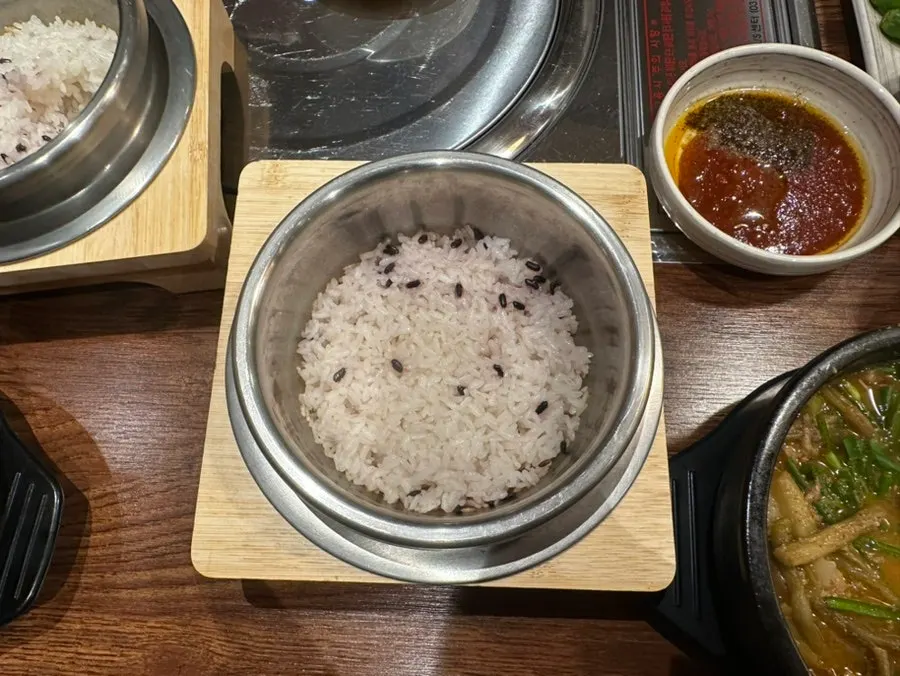 정식에 제공되는 뜨끈한 솥밥