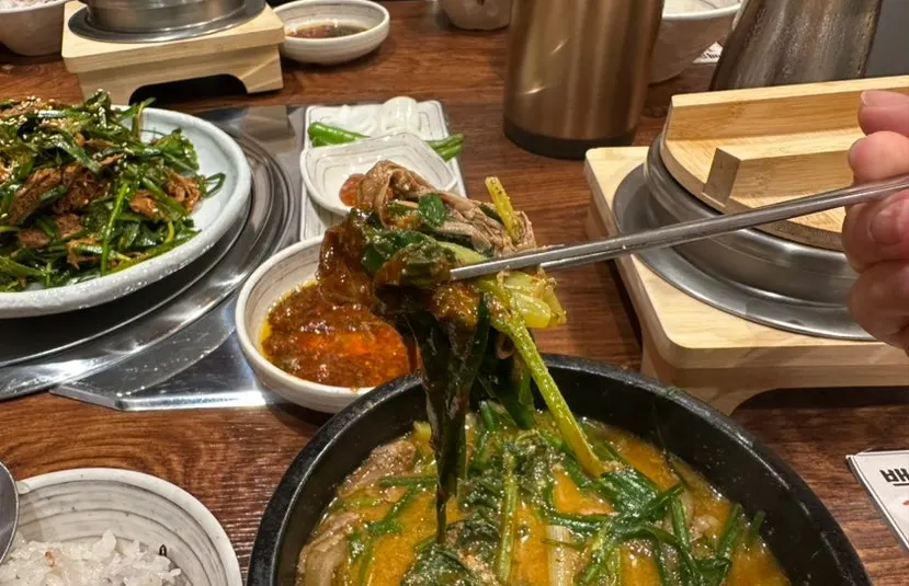 솥밥을 옮겨 담고 육수를 부은 모습