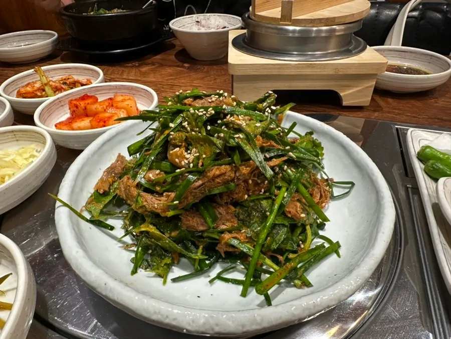 염소고기를 양념소스에 찍는 모습