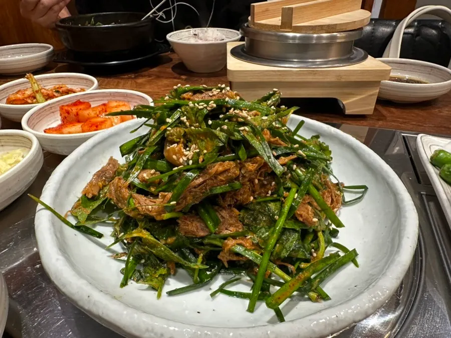 정식에 포함된 염소무침 한 접시