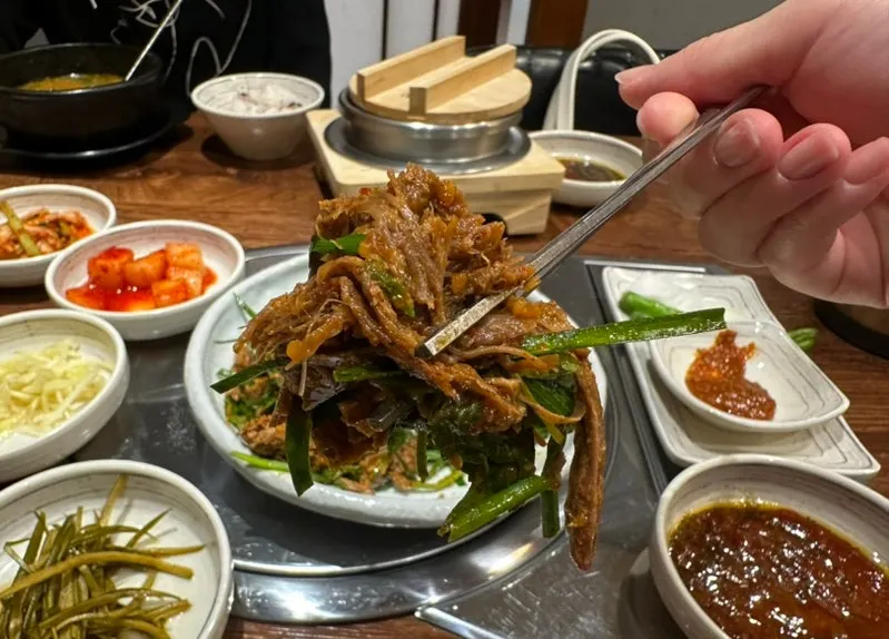 미나리 가득 올라간 염소무침