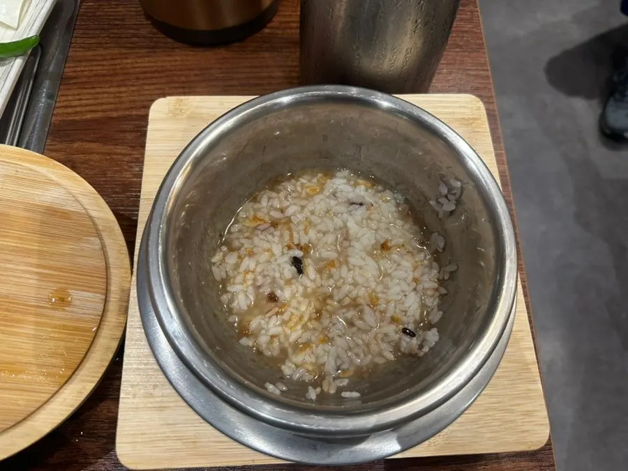 식사 마무리로 나온 누룽지