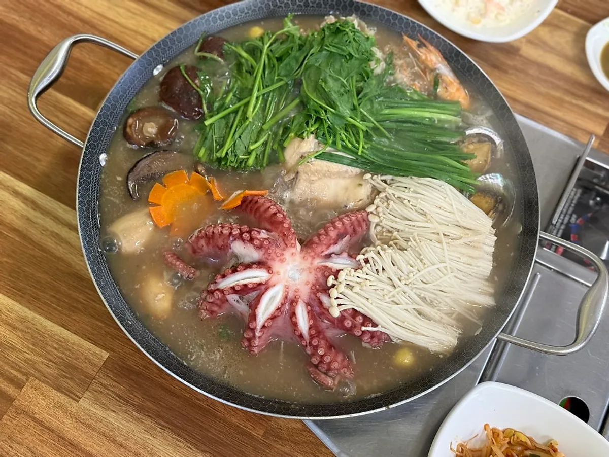 Octopus-and-abalone haesintang table spread