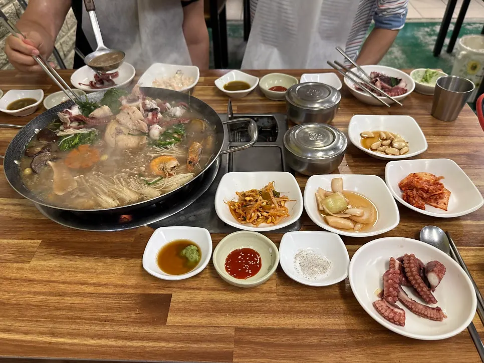 Haesintang and bowls of rice