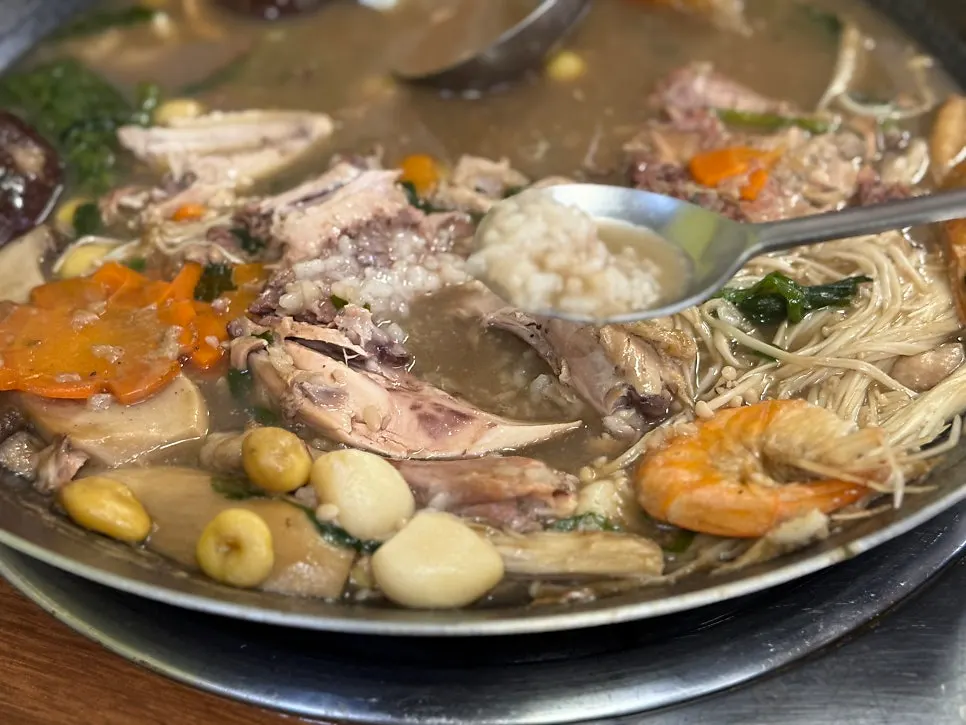 Chicken and glutinous rice in the haesintang
