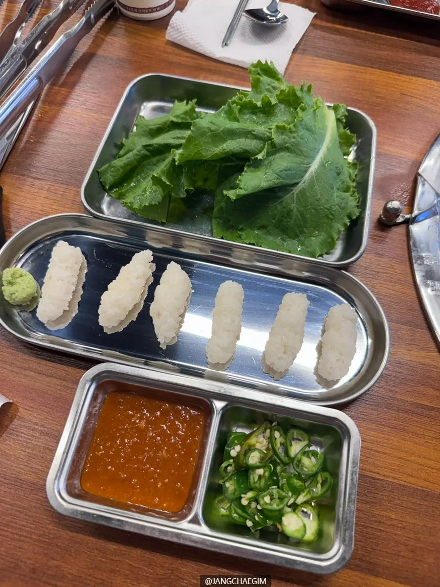 쌈과 부추무침 등 기본 반찬 한상