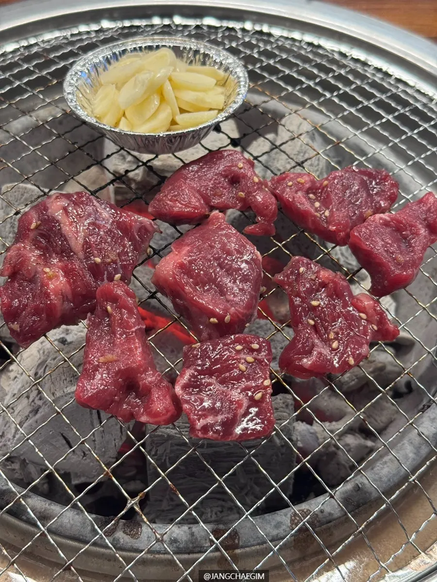 숯불에 미디움 레어로 구워진 부채살