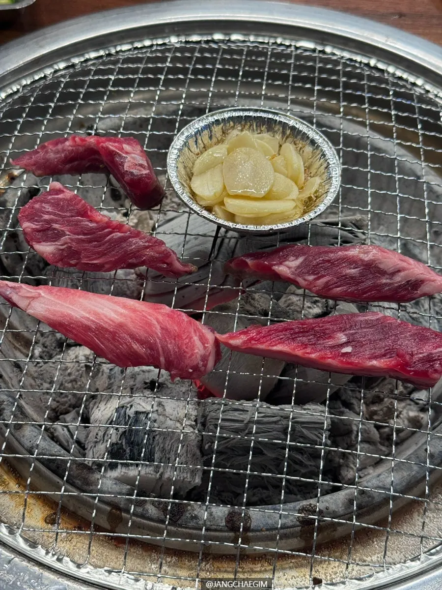 구워진 양념구이 한 점