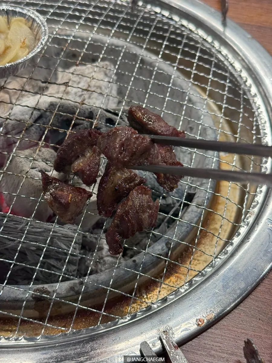 숯불에 굽는 생소갈비살