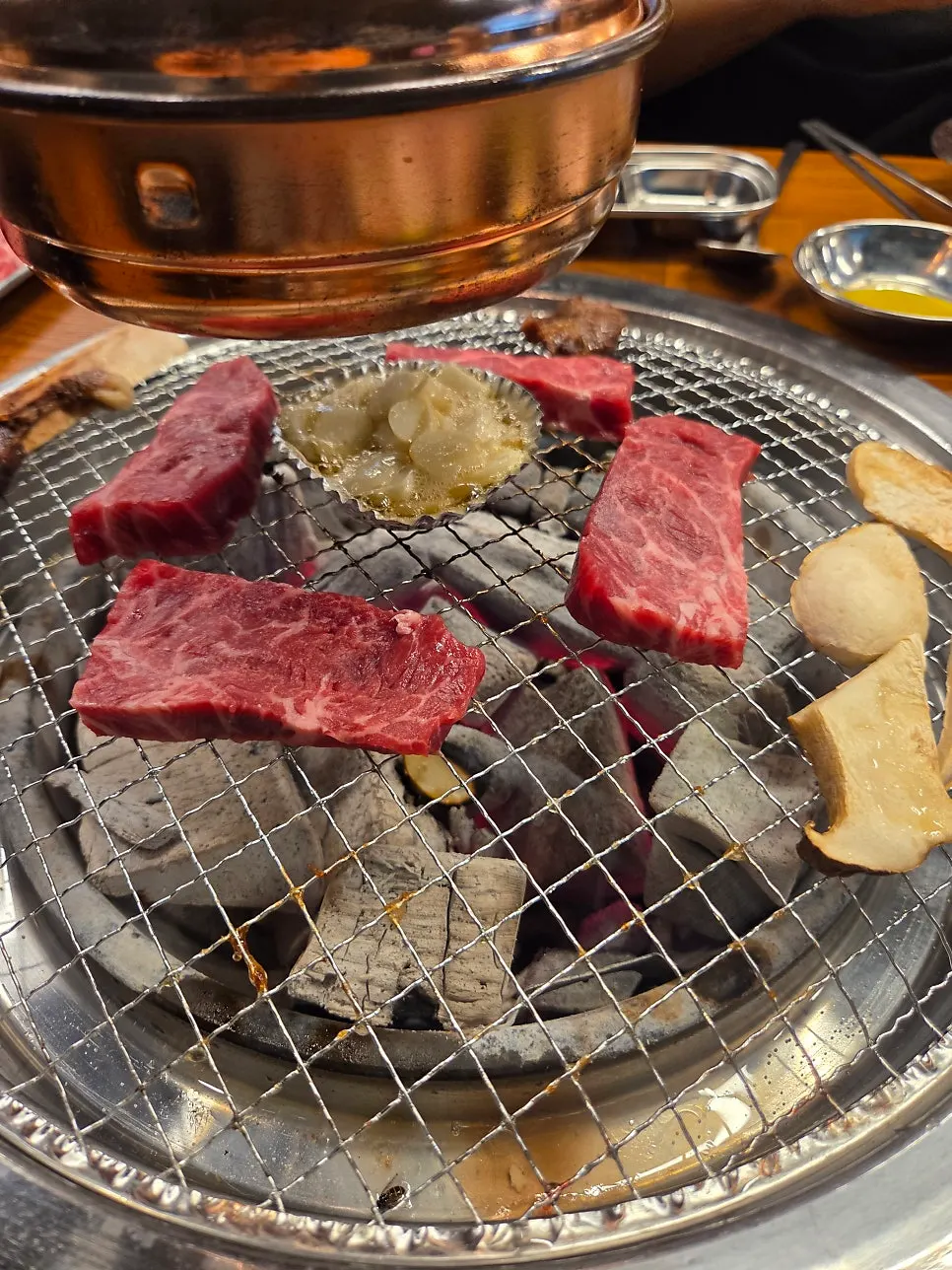 숯불에 올린 소고기