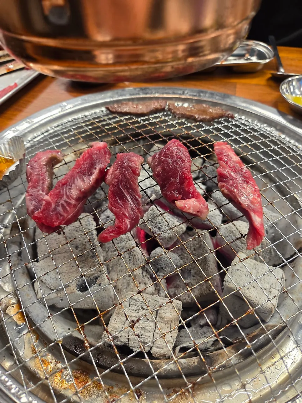 숯불 위에서 익는 특수부위