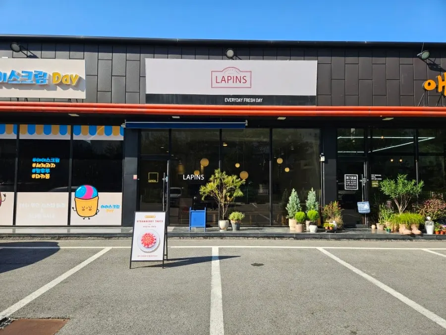 Exterior and entrance of Lapins café