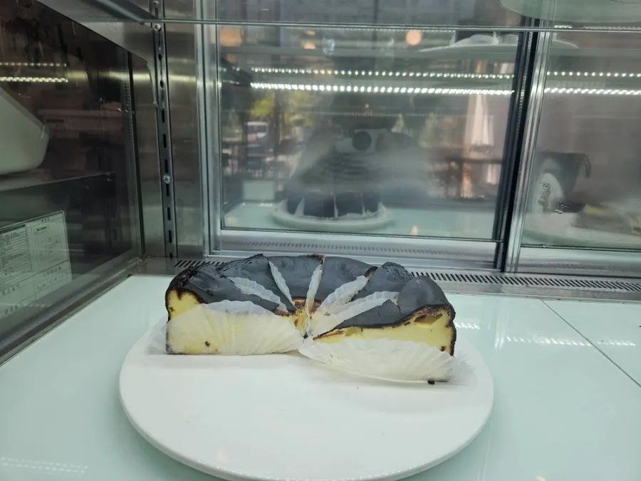 Fig cake displayed at Lapins