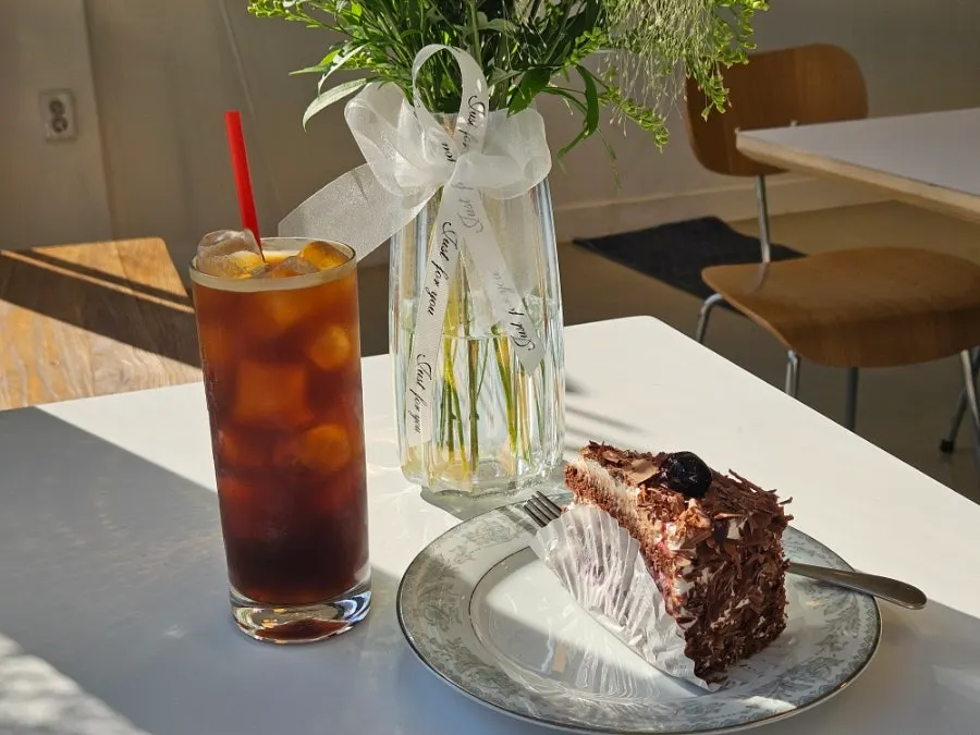 Fig cake and iced Americano on the table