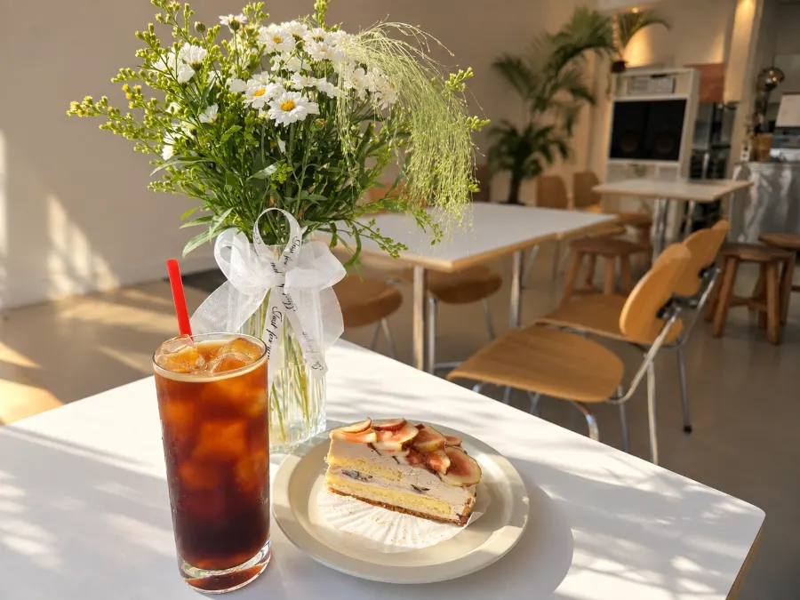 Decor and flower arrangements inside Lapins