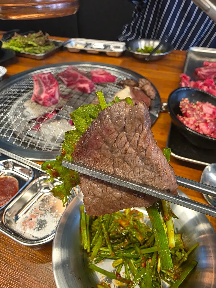 노릇하게 익힌 숯불 소고기