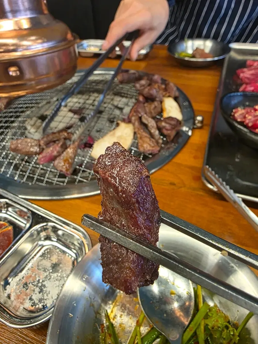촉촉하게 구운 소고기 한 점