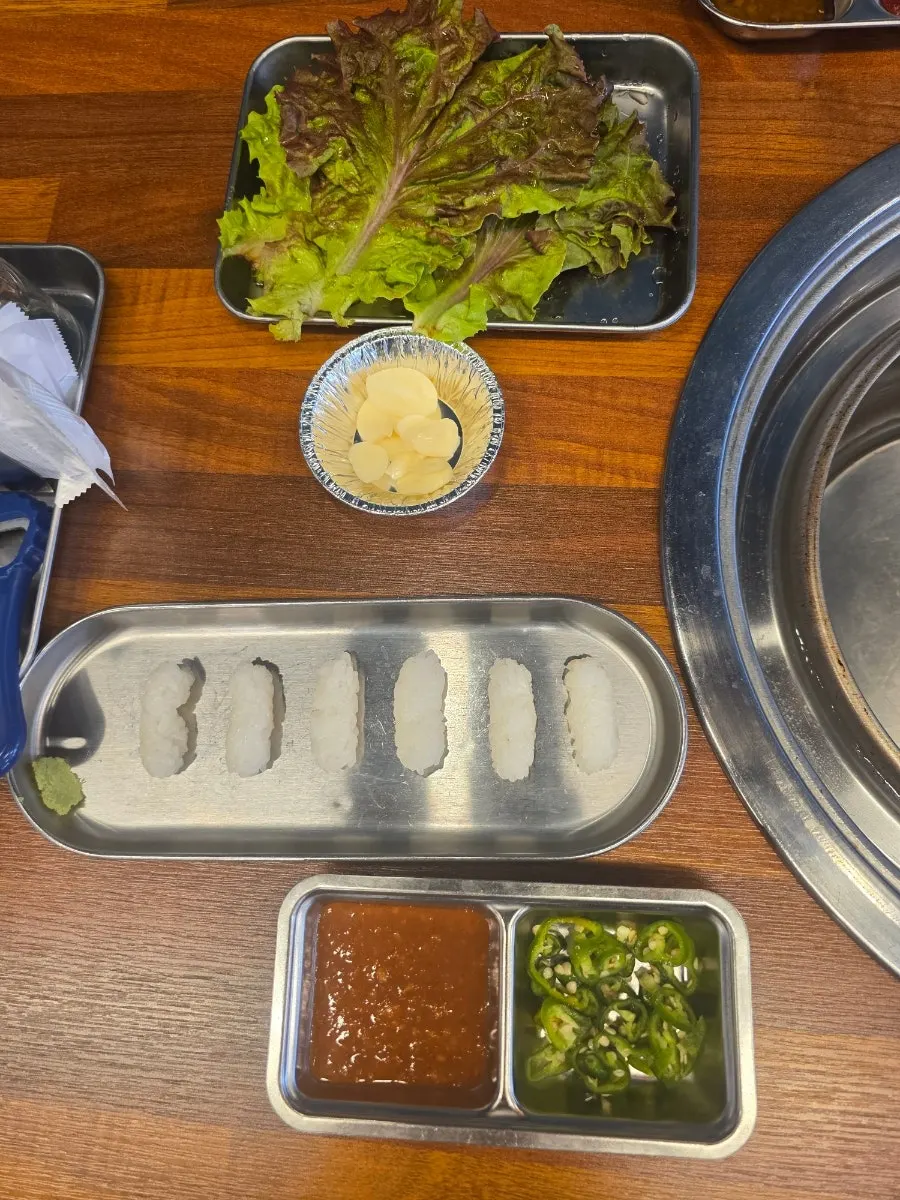 초밥 밥과 숯불 소고기 조합