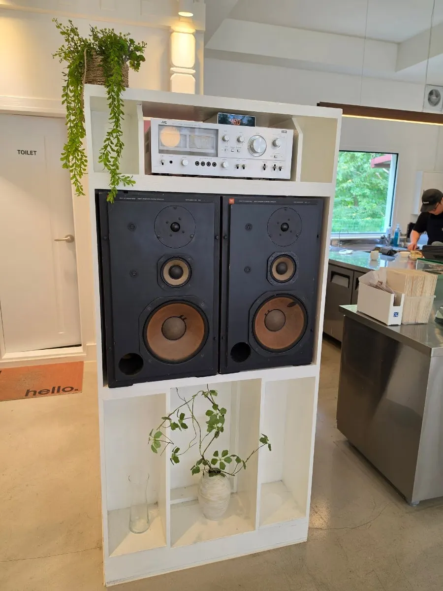 화장실 입구와 사장님 베이킹 조리대