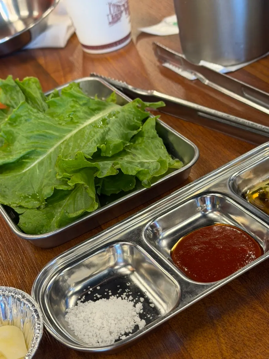 Jowatso table setting with lettuce and sauces