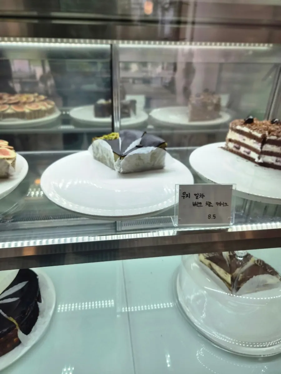 Fig Earl Grey tart and Basque cheesecake on display
