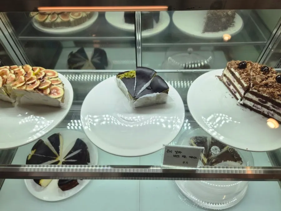 Financiers and other Lapins dessert offerings