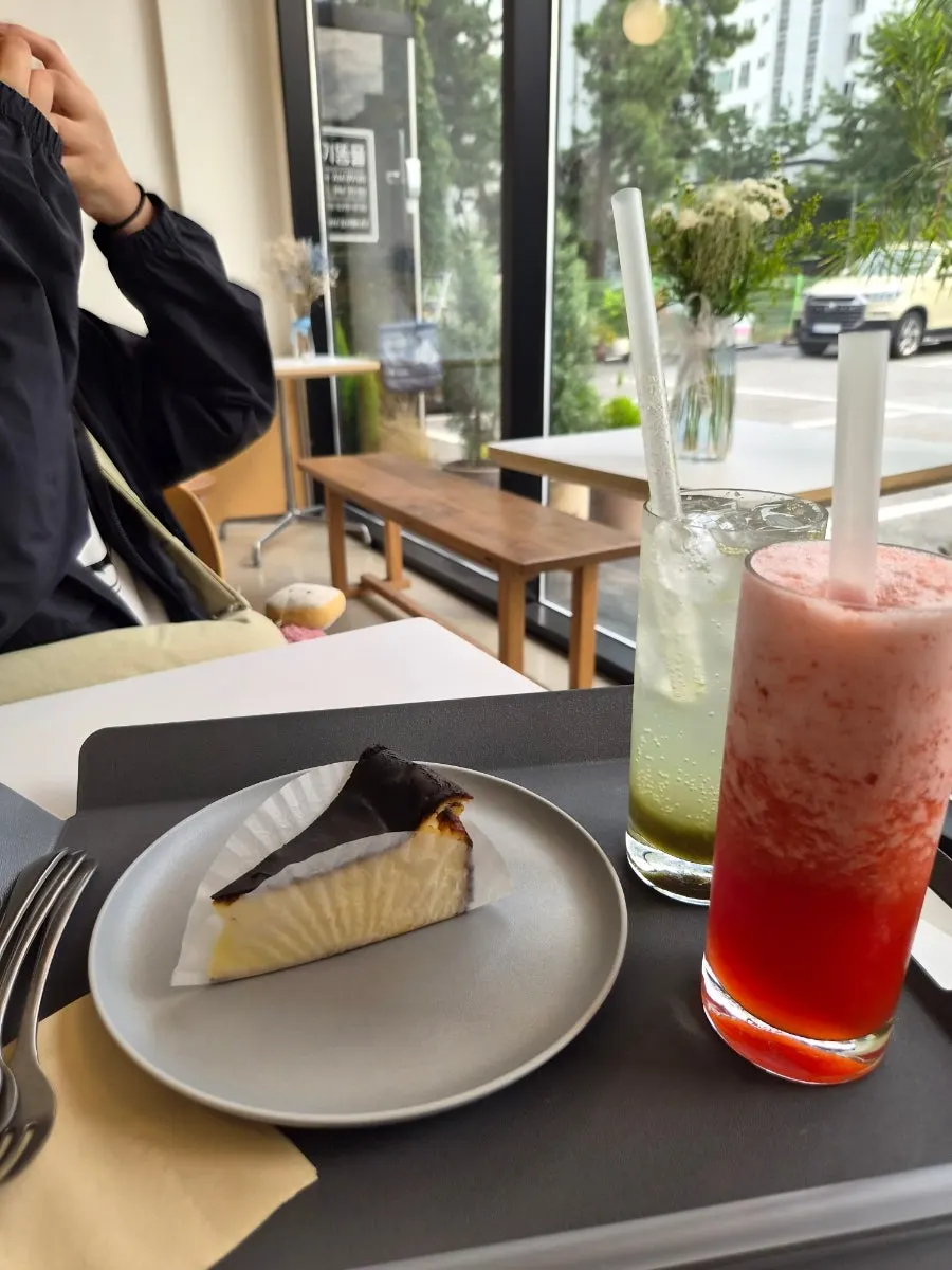 Basque cheesecake and drinks on the table