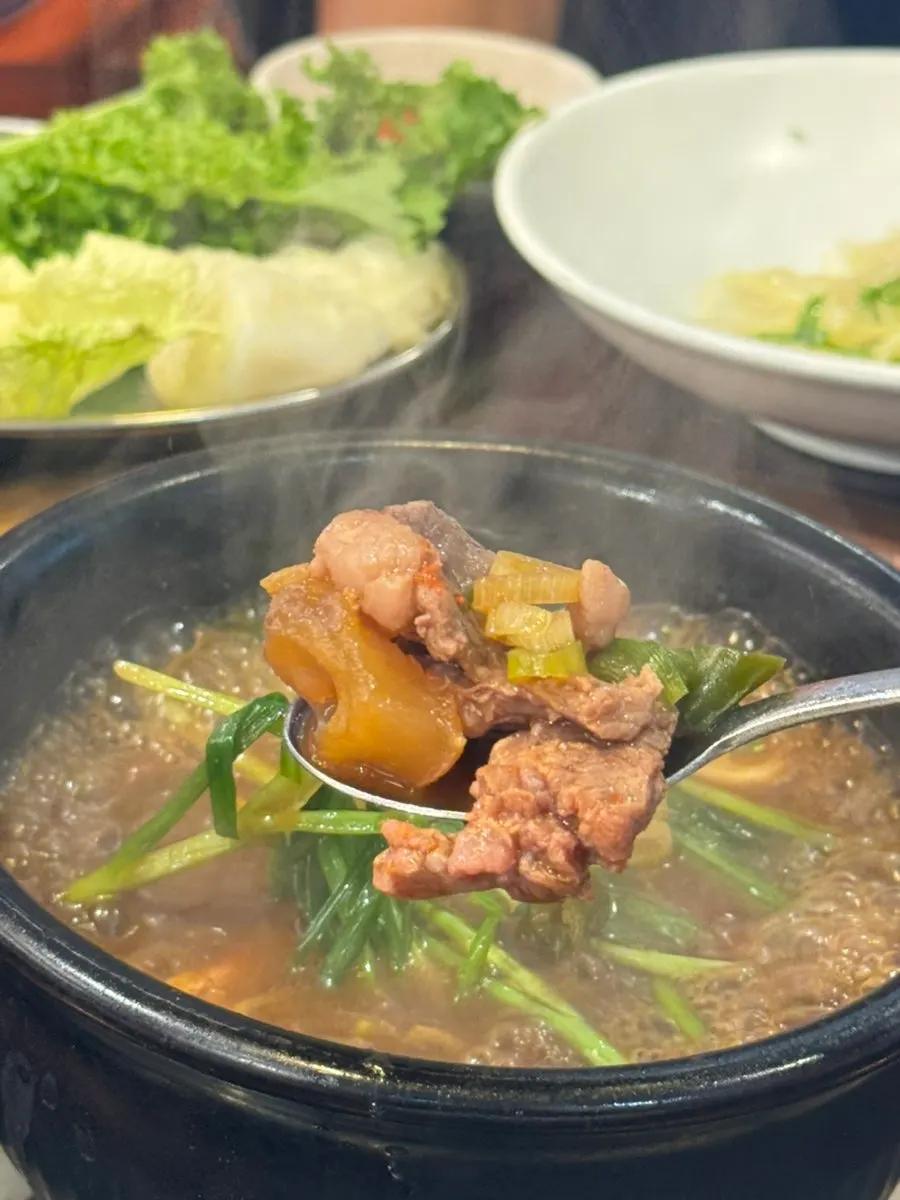 Wrapping grilled meat in fresh vegetable wraps