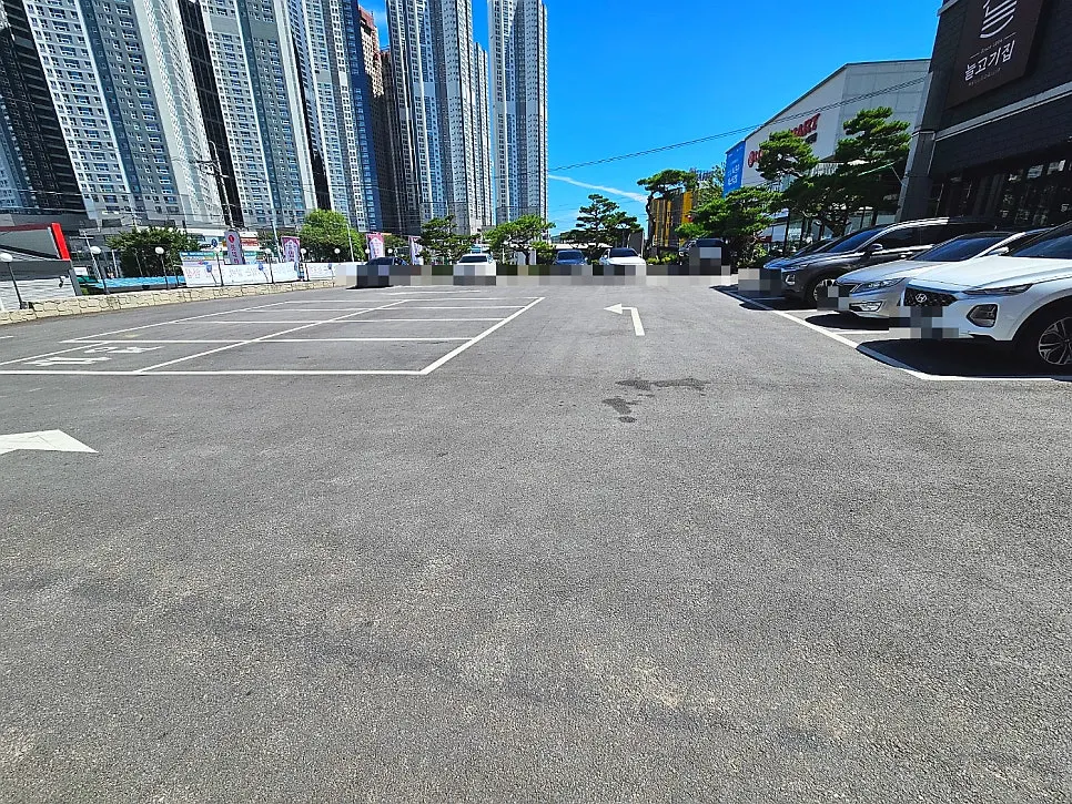 Spacious parking lot in front of Neul Gogi Jip Icheon Main Branch
