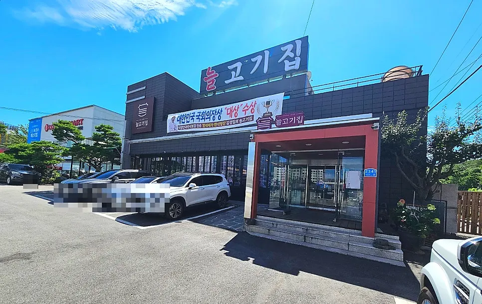 Spacious dining hall tables at Neul Gogi Jip Icheon Main Branch