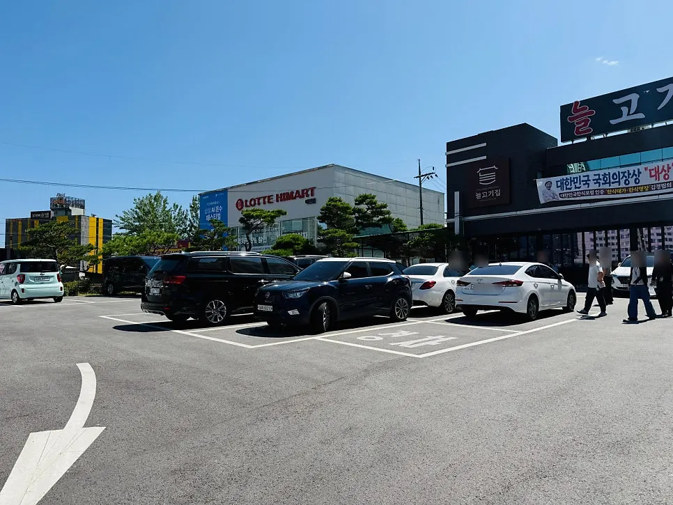 Large parking area in front of the restaurant