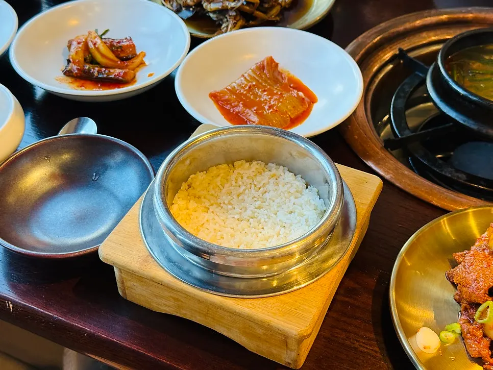Pot rice meal served with soy crab and jeyuk