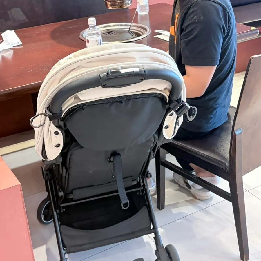 유모차를 둔 매장 좌석
