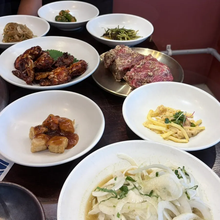 양념소갈비와 반찬 한상