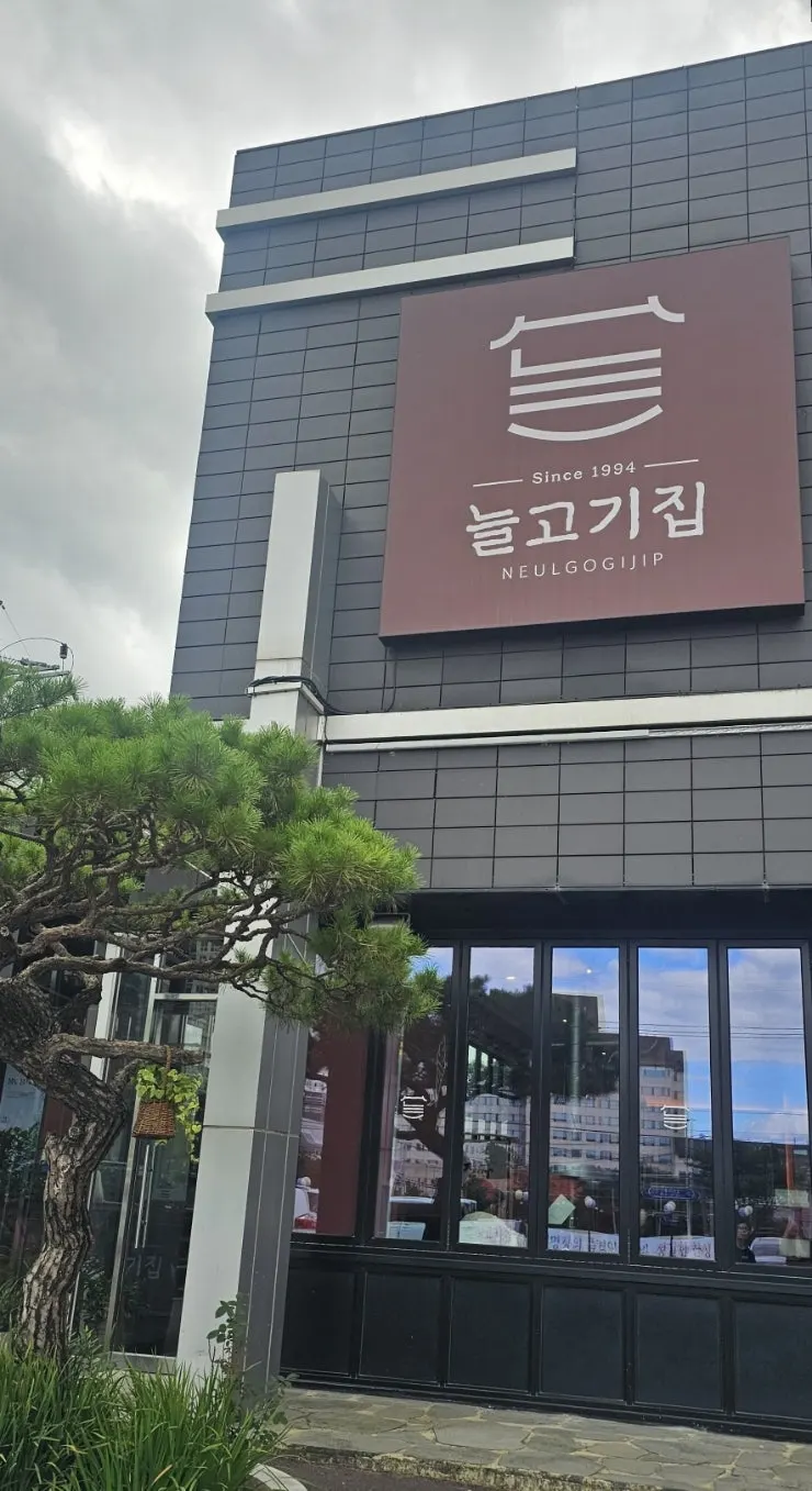 가게 앞 무료 주차장 전경