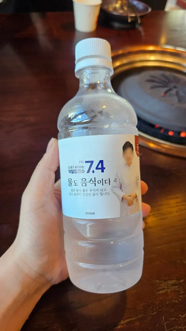 테이블 서랍 속 수저세트와 오프너