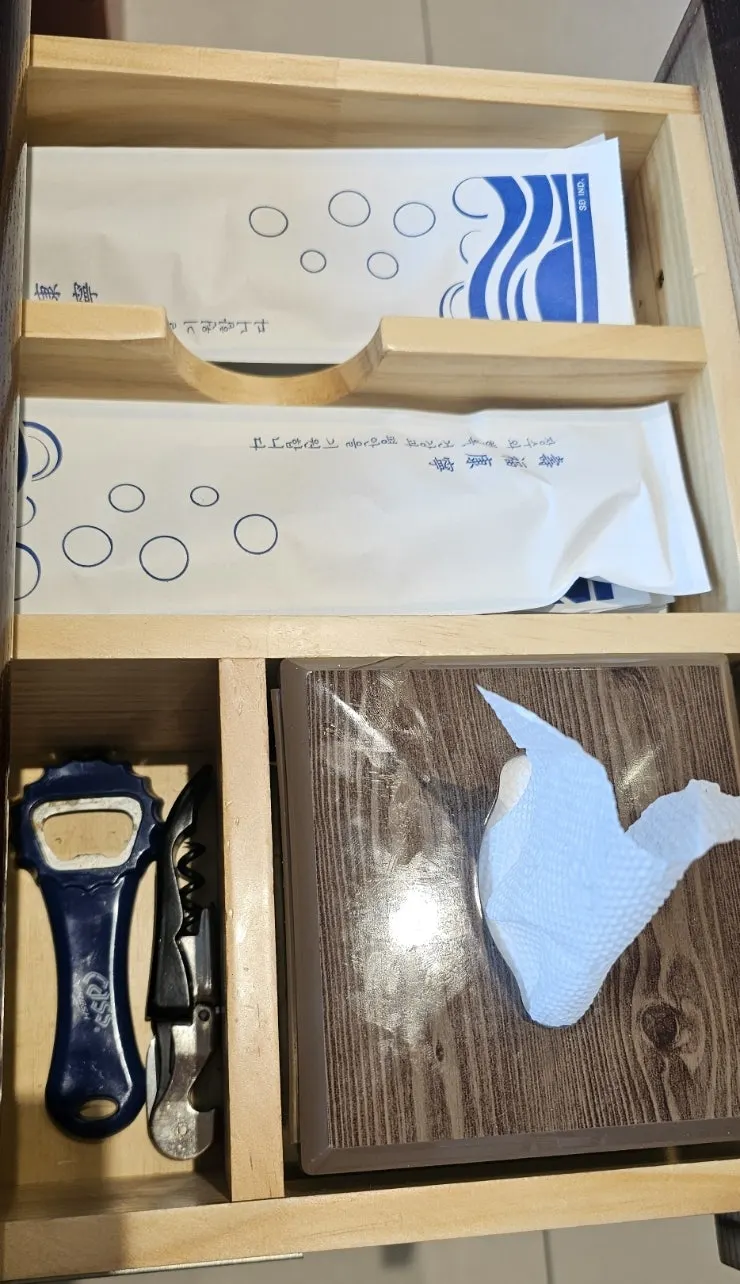 제공되는 생수와 테이블 비품