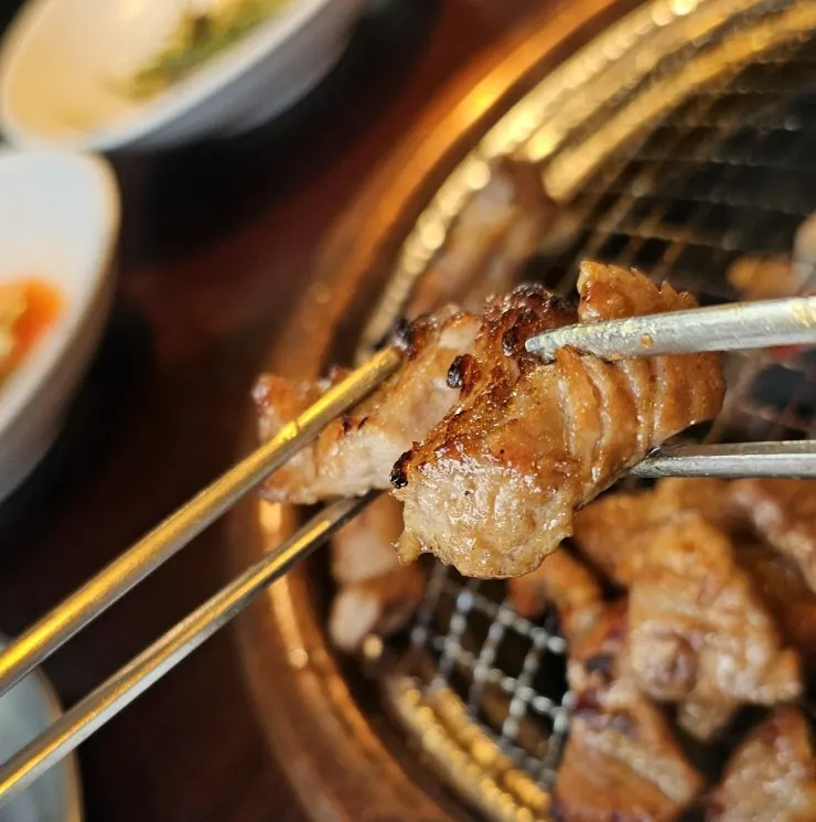 공깃밥과 구운 돼지갈비