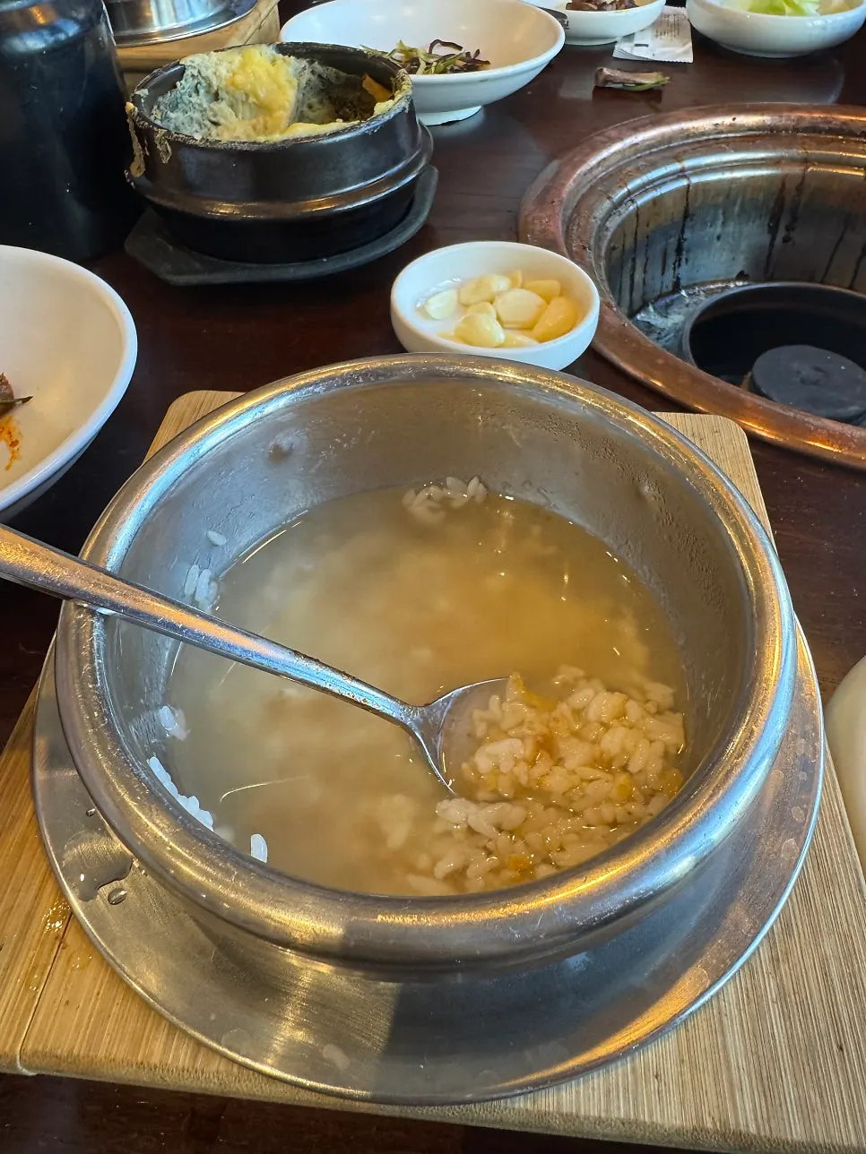 Cold noodles topped with egg garnish