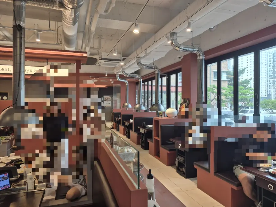 Tables and interior view of Neul Gogi Jip Icheon Main Branch