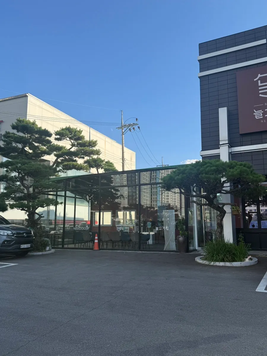 Separate waiting area set up outside the restaurant