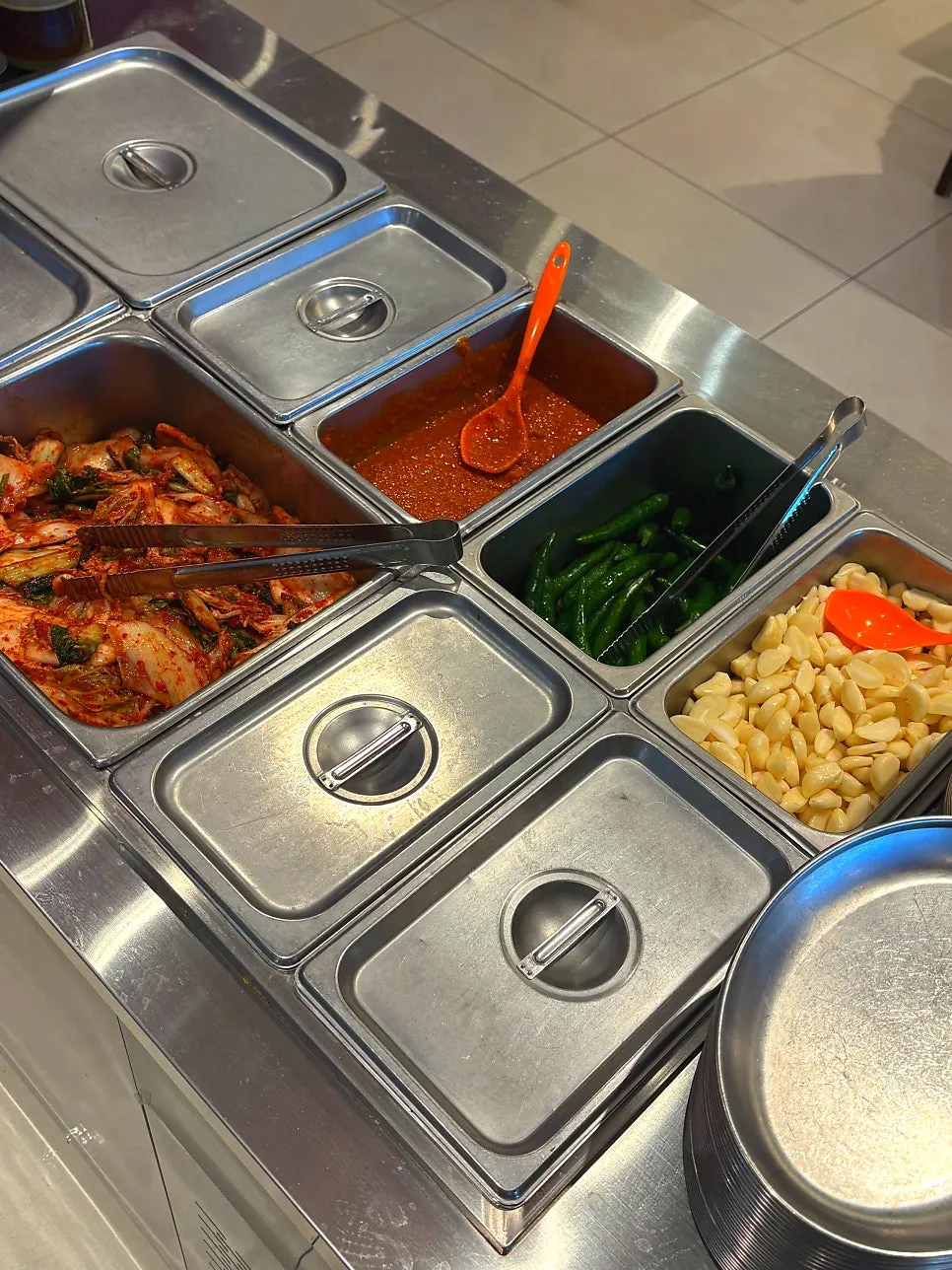 김치와 절임류가 있는 셀프 반찬 코너