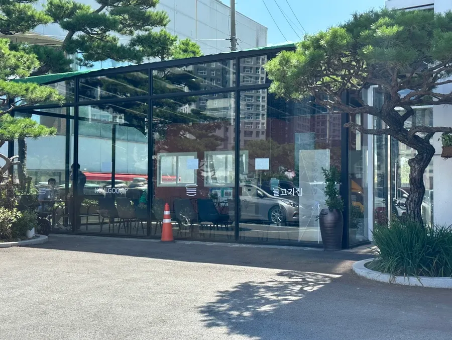Waiting area at the entrance of Neul Gogi Jip Icheon Main Branch