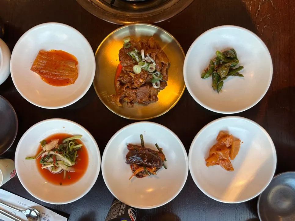 Table set with the Neul Gogi Jip lunch special spread